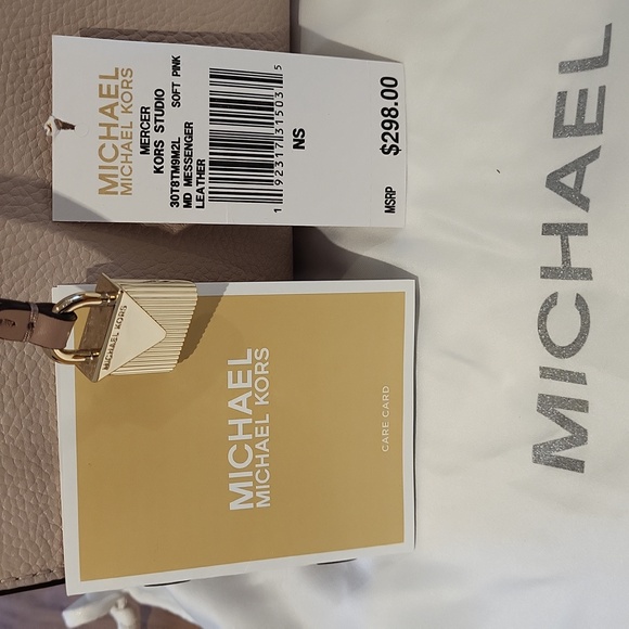 Michael Kors Medium Mercer Crossbody Bag - Picture 3 of 10